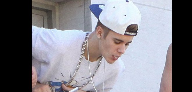 Justin Bieber escupe a sus fans desde un balcón en Canadá