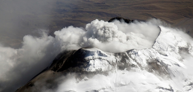 Cotopaxi y Tungurahua lanzan columnas de ceniza