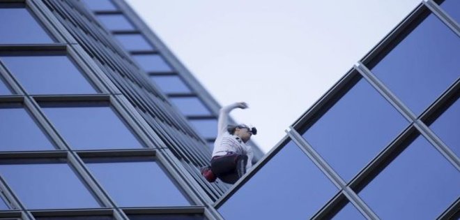 El &quot;Spiderman francés&quot; escala rascacielos de 186 metros