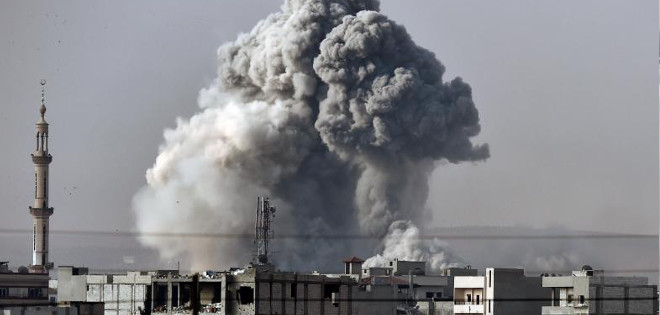 Aviones de la coalición atacan refinerías de crudo en poder del EI en Siria