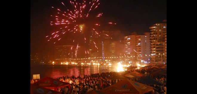 La tradición de quemar el año viejo llegó a Ecuador con la fiebre amarilla