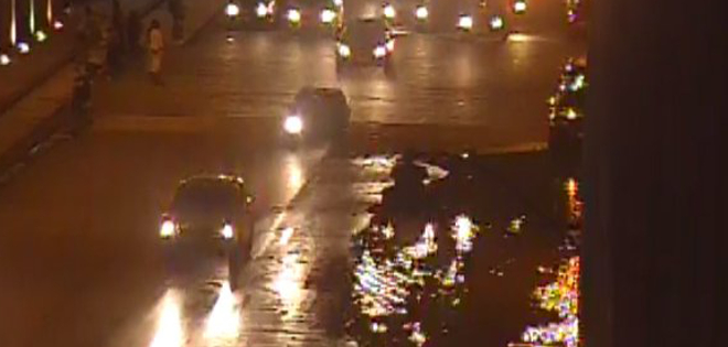 Marea alta de río Guayas anega calles en Guayaquil