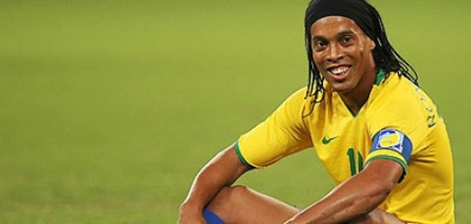Por poco Ronaldinho se pierde la &#039;Noche Amarilla&#039; de Barcelona