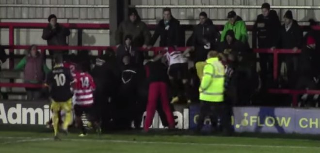 Arquero espera que termine partido para ir a pelear con hincha