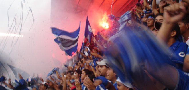Cómo cantarle a Emelec, las 5 canciones más emblemáticas del 'Bombillo'