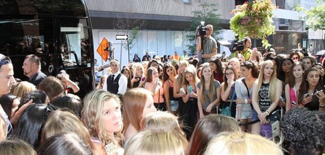 Justin Bieber escupe a sus fans desde un balcón en Canadá