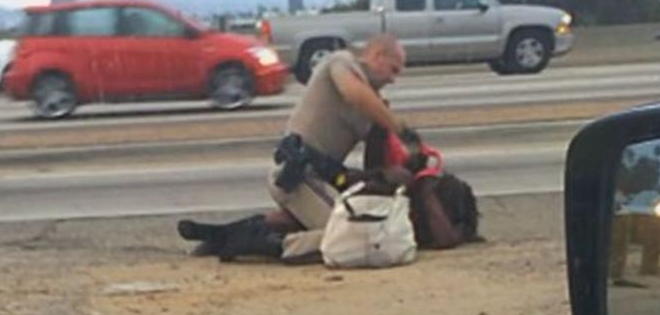 California: aumenta polémica por policía que golpeó a una indigente