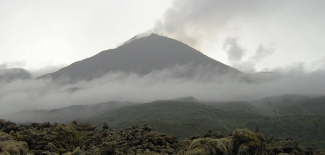Volcán Reventador mantiene una actividad eruptiva alta