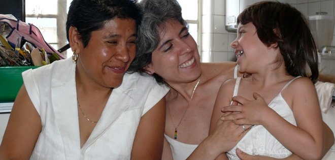 Colombia condiciona adopción de niños para parejas homosexuales