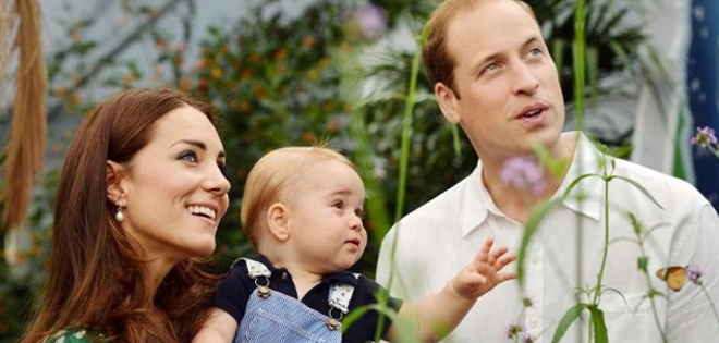 William y Kate piden a dos paparazzi alejarse de su hijo