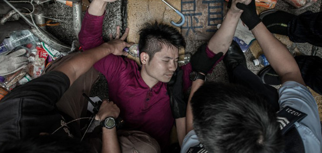 Enfrentamientos entre manifestantes y opositores en Hong Kong