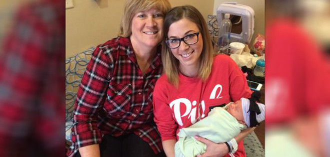 Una abuela de 53 años da a luz a su nieta en EE.UU.