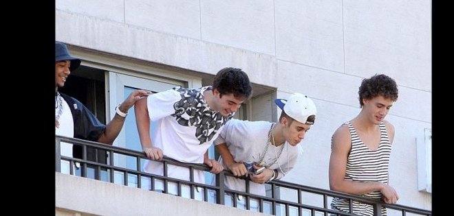 Justin Bieber escupe a sus fans desde un balcón en Canadá