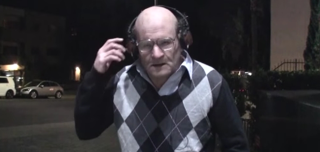 (VIDEO) “Abuelo” asusta a gente al bailar como Michael Jackson