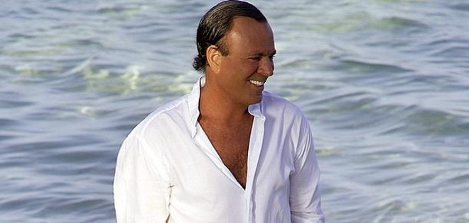 Julio Iglesias, operado de la espalda en Nueva York