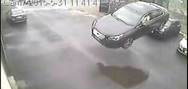 (VIDEO) Conductor se estrella contra una pared a toda velocidad y termina vivo