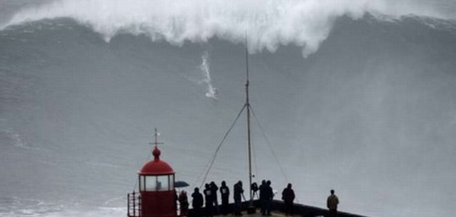 Surfista brasileña es rescatada cuando intentaba romper récord mundial