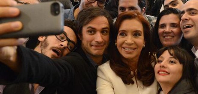 Gael García Bernal causa sensación con &#039;selfie&#039; junto a Cristina Fernández