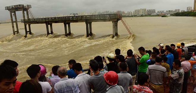 Tifón Sarika toca tierra en isla meridional china de Hainan