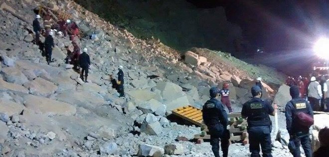 Asciende a 11 el número de muertos en camioneta sepultada por un alud en Lima