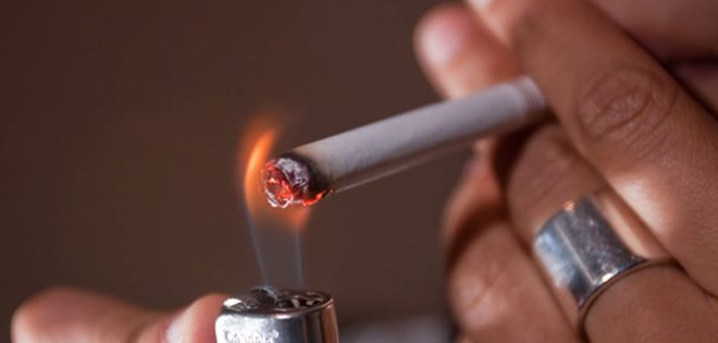 Los solteros fumadores tienen la autoestima más baja