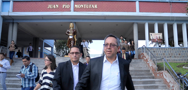 Ministerio de Educación trasladará a profesores a pesar de protestas en Colegio Montúfar