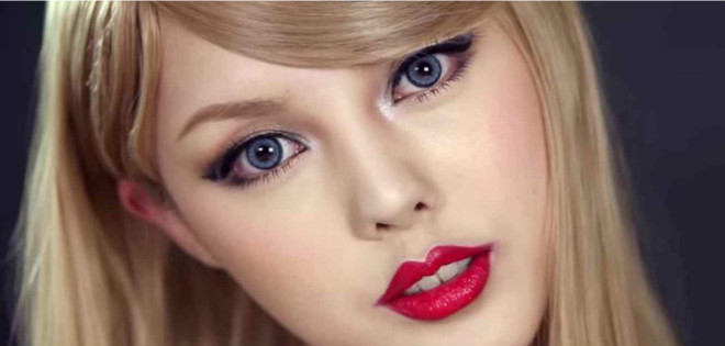 Asiática logra parecido con cantante Taylor Swift gracias al maquillaje
