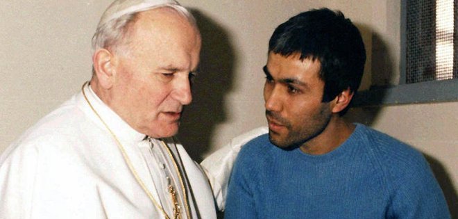 El turco que intentó matar a Juan Pablo II deja flores en su tumba