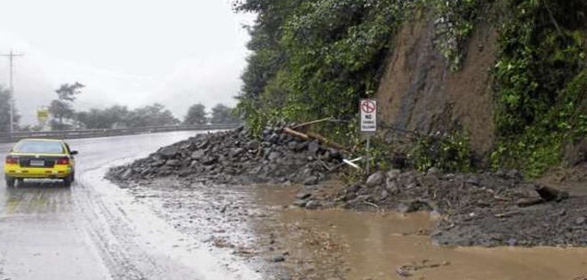 Vía Alóag-Santo Domingo está cerrada por deslave