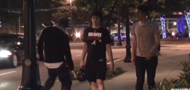 (VIDEO) “Abuelo” asusta a gente al bailar como Michael Jackson