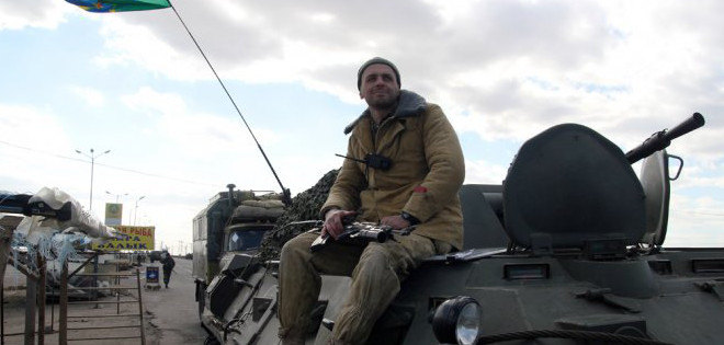 Cientos de civiles asaltan el cuartel general de la Armada de Ucrania en Crimea