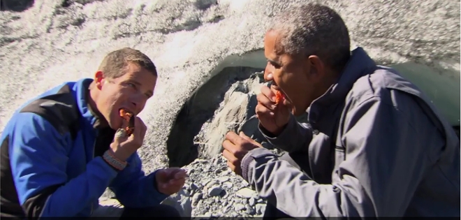 Barack Obama come restos de salmón en reality show
