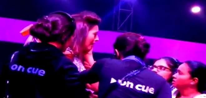 (VIDEO) Hombre abofetea a presentadora en India por usar vestido corto