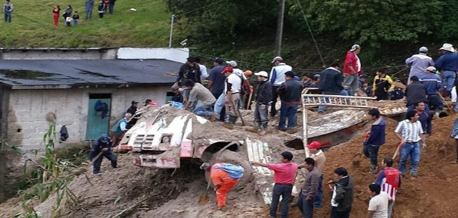 2 tormentas simultáneas dejan 57 muertos en México