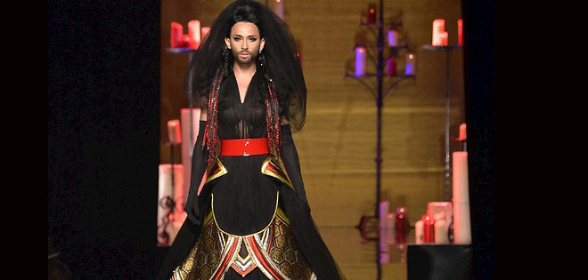 Conchita Wurst desfila para Gaultier en la pasarela de París