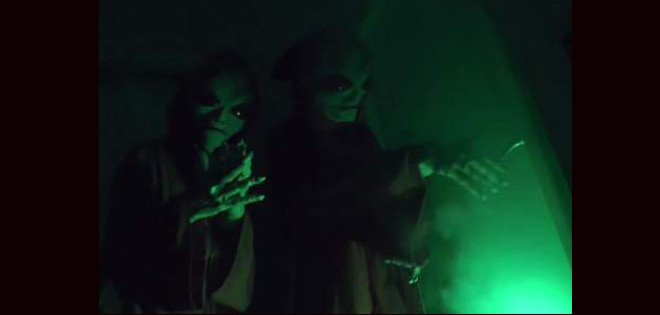 VIDEO) La cruel broma de dos amigos vestidos de extraterrestres VIDEO) La cruel broma de dos amigos vestidos de extraterrestres