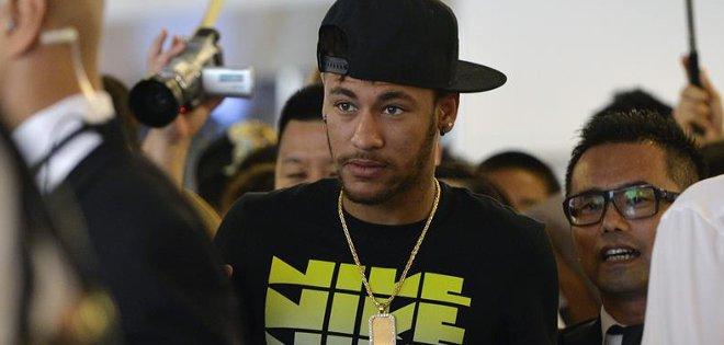 Neymar revoluciona Tokio en una visita relámpago