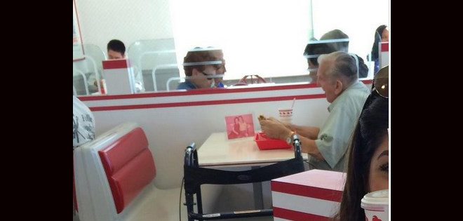 Se hace viral la imagen de un anciano cenando con la foto de su esposa