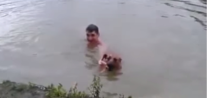 (VIDEO) Perro se lanza al agua para &#039;salvar&#039; la vida de su dueño