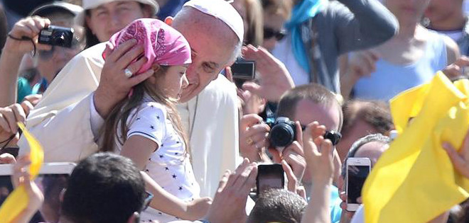 El papa pide rezar por su viaje &quot;estrictamente religioso&quot; a Tierra Santa