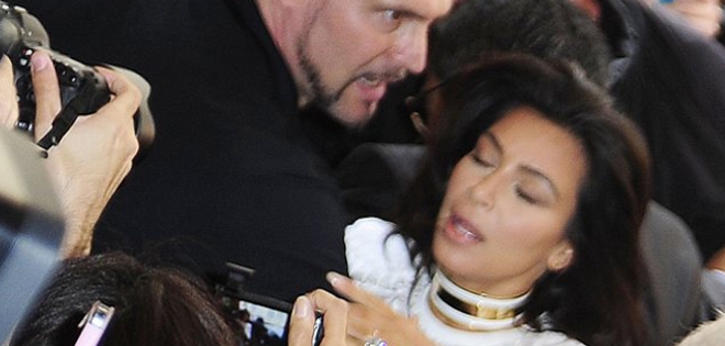 (VIDEO) Agreden a Kim Kardashian en París