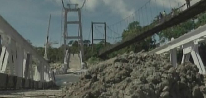 12 heridos deja caída de un puente en construcción en Tena