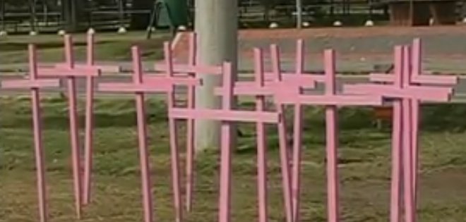 Cruces rosadas recuerdan a víctimas de femicidio en Quito