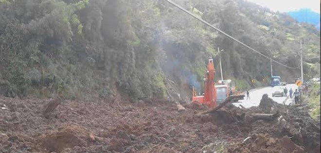 Vía Lago Agrio - Quito permanece bloqueada por deslizamientos de tierra