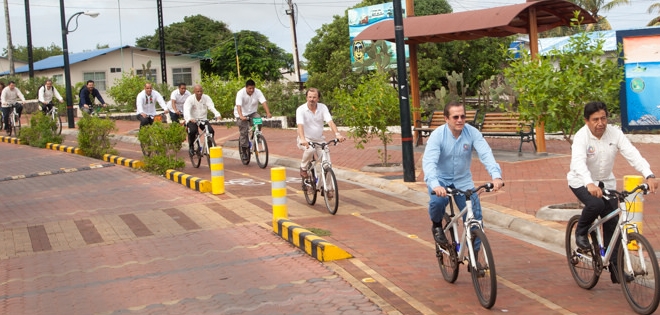 Cancilleres de Unasur llegaron en bici a reunión en Galápagos
