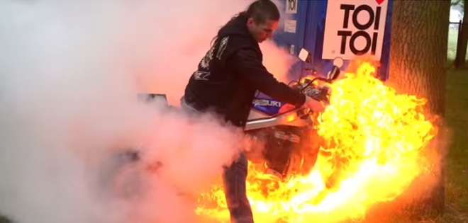 (VIDEO) Quiso impresionar a sus compañeros y terminó quemando la moto