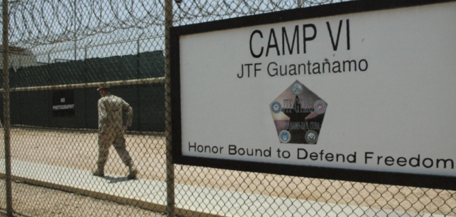 Afganos repatriados de Guantánamo llegan a Kabul para ir con sus familias