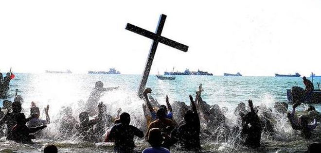 Peninsulares acudieron al tradicional &quot;Baño de la Cruz&quot;