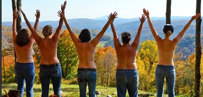 El &quot;Topless tour”, moda sobre desnudez que destrona a la &#039;selfie&#039;