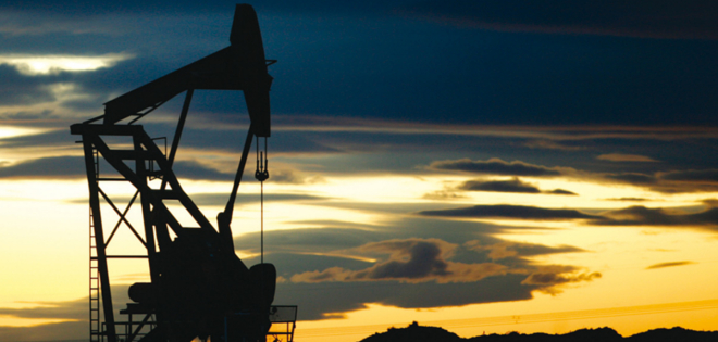 Precio del petróleo cae, no convence anuncio de congelar producción